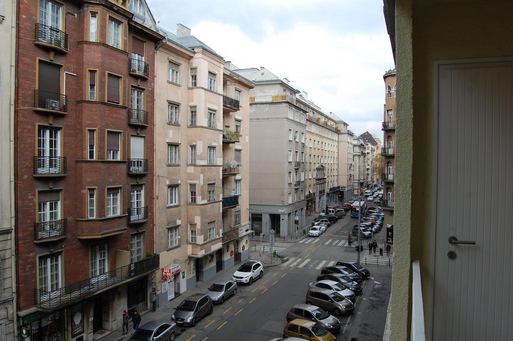 Budapest Downtown Apartments With Balcony & Optional Garage & Restaurant In The Building — Photos 3