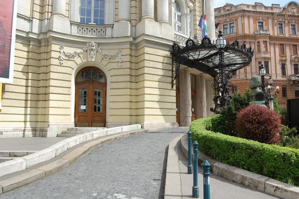 Budapest Downtown Apartments With Balcony & Optional Garage & Restaurant In The Building — Photos 1